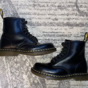 Excellent condition DOC MARTENS 1460 boots leather